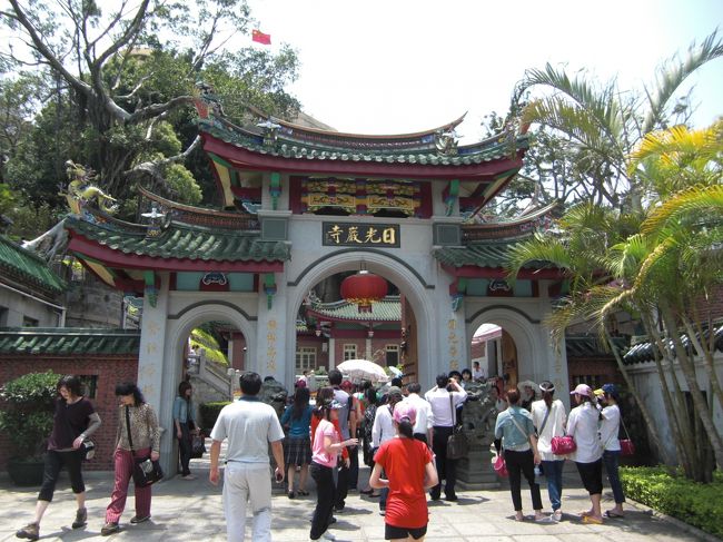 次はどこからでも眺められた日光岩へ登りに行きます。<br />入口には日光岩寺となっていました。