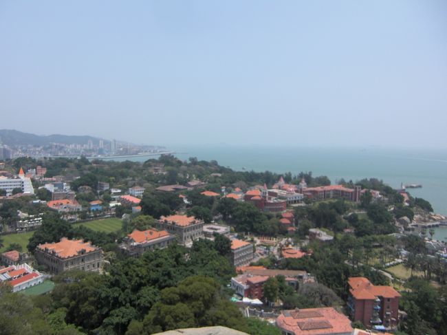 頂上到着！<br />上から見ると洋館だらけなこと、緑が多いことがよくわかります。