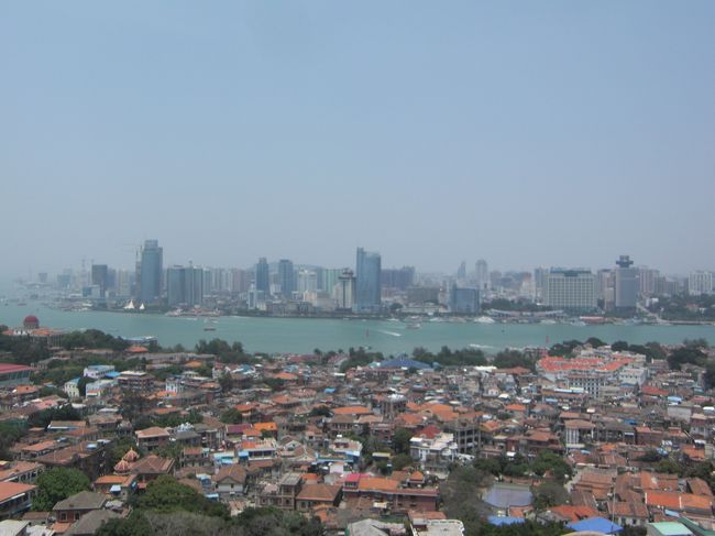 対岸のビルとの対比が面白いです