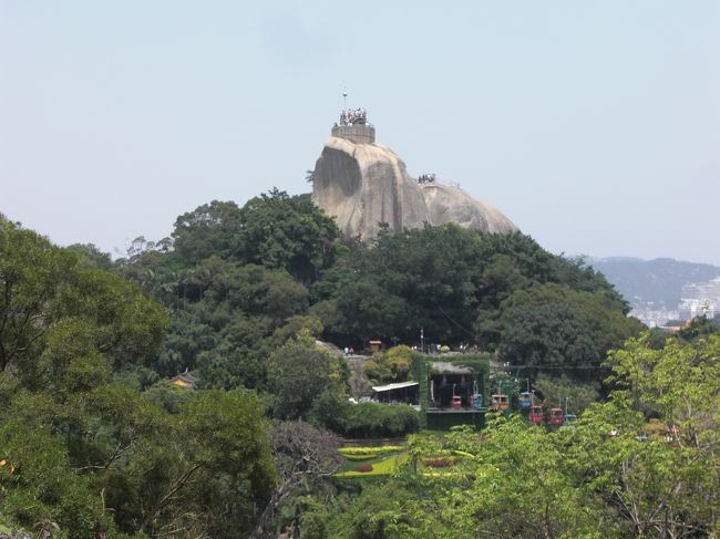 振り返ると日光岩の展望台が尖って見えます。