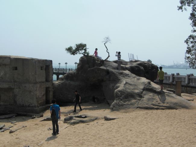 この岩に波が当たった音がコロコロ鳴って聞こえたので、<br />コロンス島になったらしい？<br />どうもウソくさいぞ