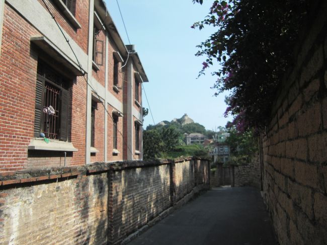 筆山路は感じのよい洋館が立ち並びます。<br />なぜこんなに詳しいかというと、<br />お土産屋に売っている地図を買ったからです。<br />地球の歩き方の地図では物足らないので、<br />中国語ですが５元ぐらいで地図購入をお薦めします。