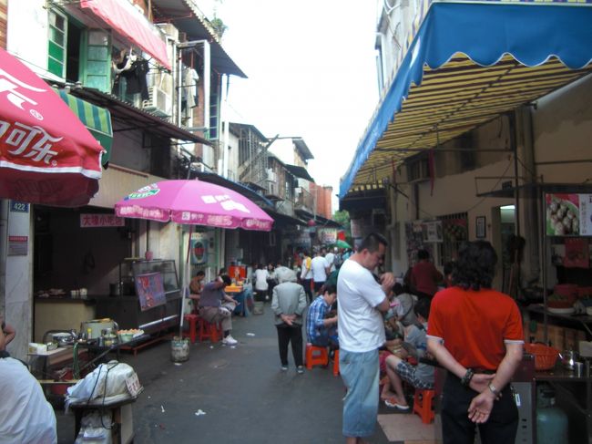 埠頭近くは繁華街となっています。