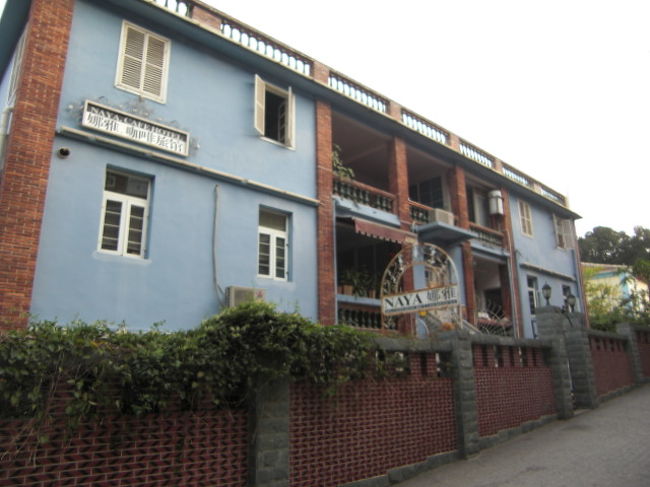 埠頭近くにあるナヤカフェへ。<br />ゲストハウスも兼ねていますが、<br />中国人ばかりで外国人の宿泊客はまったくいませんでした。