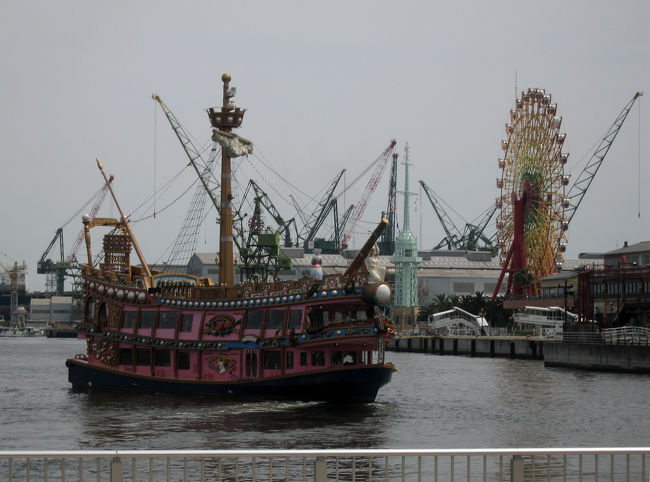 画像はポートアイランドを巡る観光遊覧船。<br /><br />門司、小倉行きのフェリーを調べたところ、料金は2等自由席で6000円、2等指定Bが8500円、2等指定Aが一万円。<br />二等で上等だ。<br />ひとり6000円なら文句ないじゃないか。<br />出発は夕方だから、それまで有馬の温泉に行こうじゃないか！<br />と、８割船に乗る気になった。