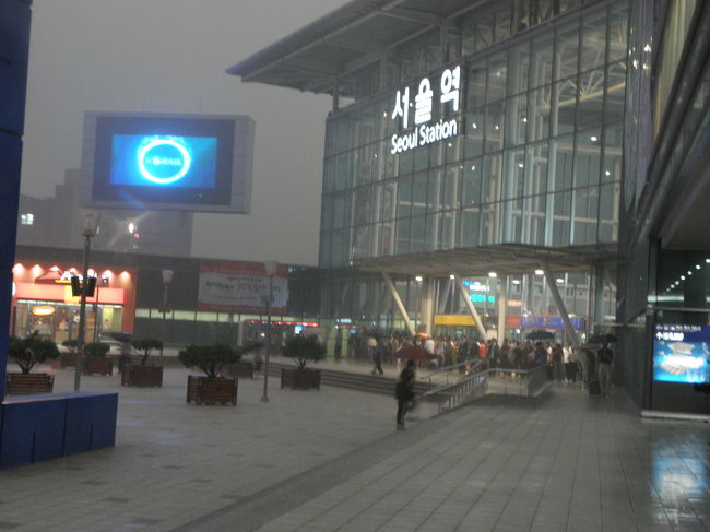 雨のソウル駅。<br />よく見ると、たくさんの人が雨宿りしてるでしょ。<br /><br />写真が伝わらないけど、ひどいどしゃ降りです。<br />心が折れました。
