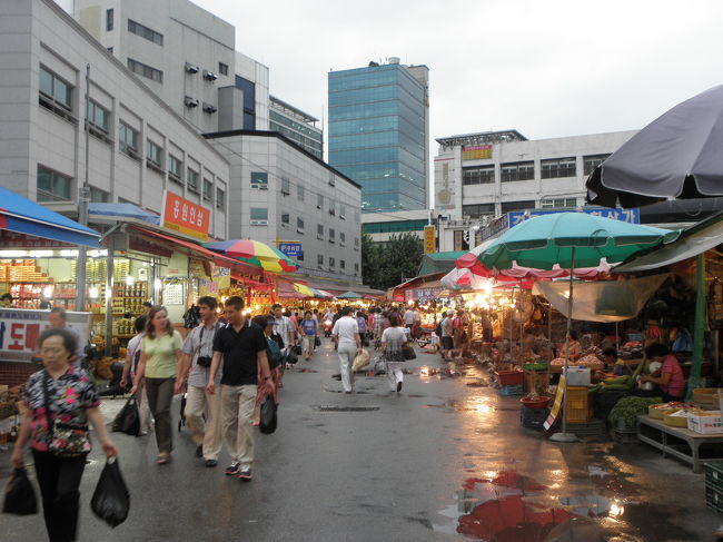 日本人遭遇ゼロだった、京東市場。<br /><br />漢方屋、野菜屋、ゆでとうもろこし屋など、<br />地元民価格で大安売り！