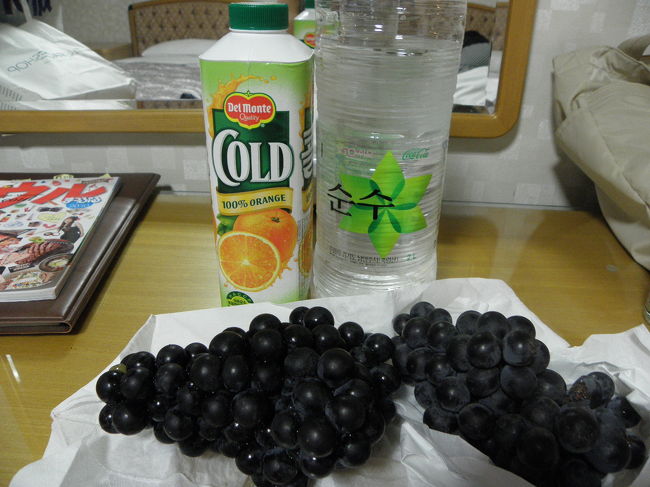 こんなでっかいぶどう、3房で210円だよ！<br /><br />甘くておいしいよー！！