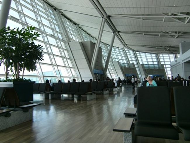 あっという間に、ソウルに到着。<br /><br />ここでリップクリームを持ってくるのを忘れたことに気づき、空港の薬局でリップクリームを購入！<br />いざというときの為に持ってきたウォンが役にたったぁ〜♪