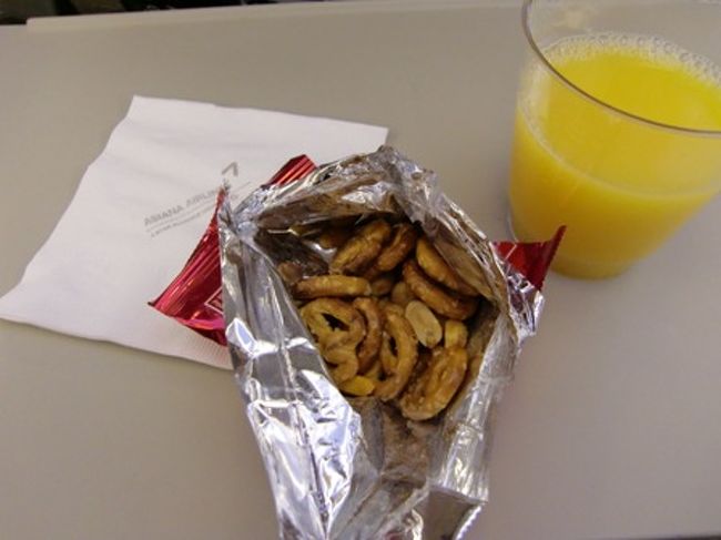 離陸後に配られたスナック。<br />プレッツェルとナッツでした。<br /><br />長距離の機内食の評判は良かったので、楽しみ〜♪