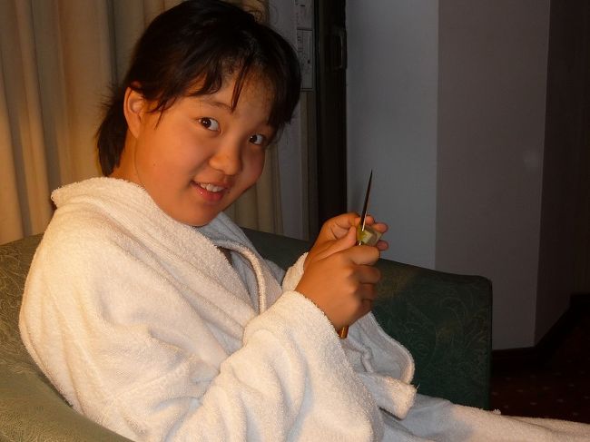 バスローブが1枚備え付けがありました。どうしても着てみたいというので・・下の娘もせがんだので、お部屋係さんにリクエストするも、待てど暮らせど持って来てくれず・・