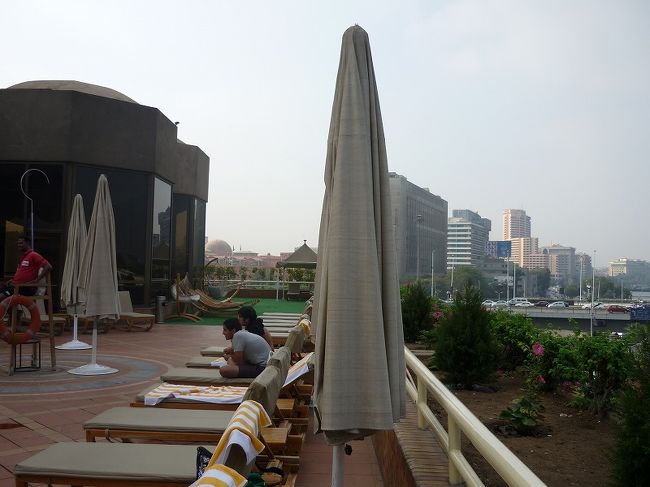 プールからナイル川を望む・・プールは午前中は日陰です。チョット寒い