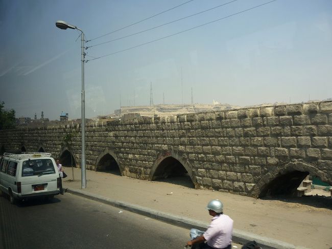 いきなり市内観光に・・（古代の？）水道橋だそうです。人類の英知