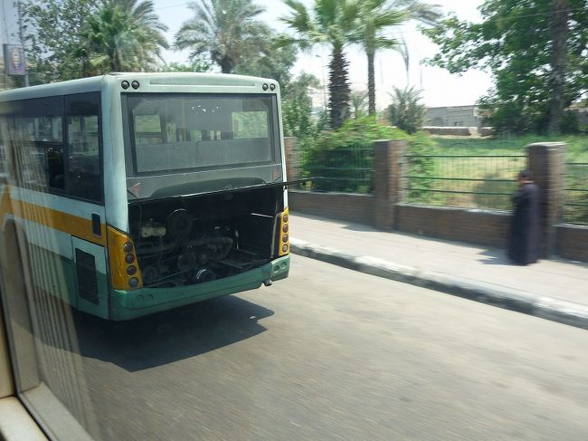 同じ道を、バスはエンジンルームを開けたまま走行。この英知のコントラストが