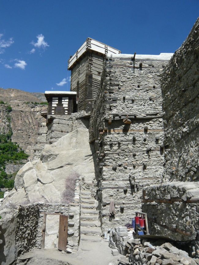 カリマバードの中心フンザに２日間滞在します。ホバール村から戻り、カリマバードにある城塞アルティット・フォートに行きます 