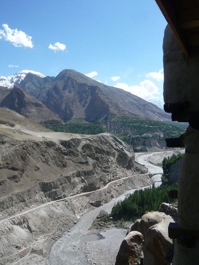 見張り塔からインダス(フンザ)川を隔ててナガール村が見えます。１３−１４世紀ナガール王国からの侵攻を防ぐためにこの要塞が崖上に建てられたととのことです