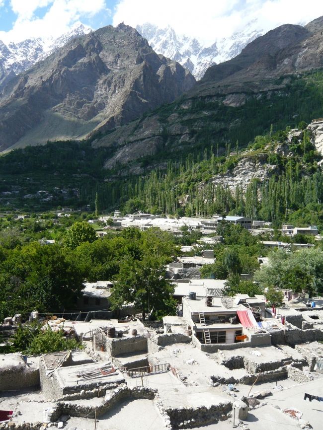 城塞の下にはカリマバードの集落が見えます