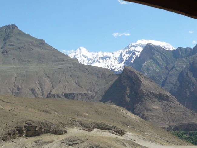 正面には山が迫っています