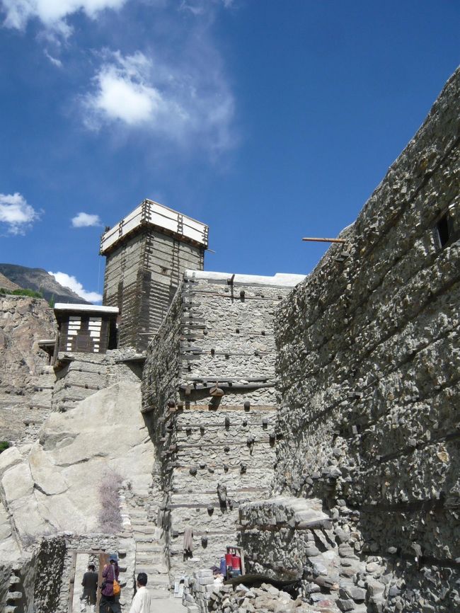 村のメインストリートから見張り塔が見えます