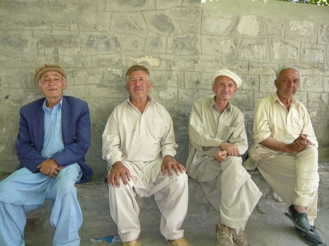 村の長老が歓迎してくれます