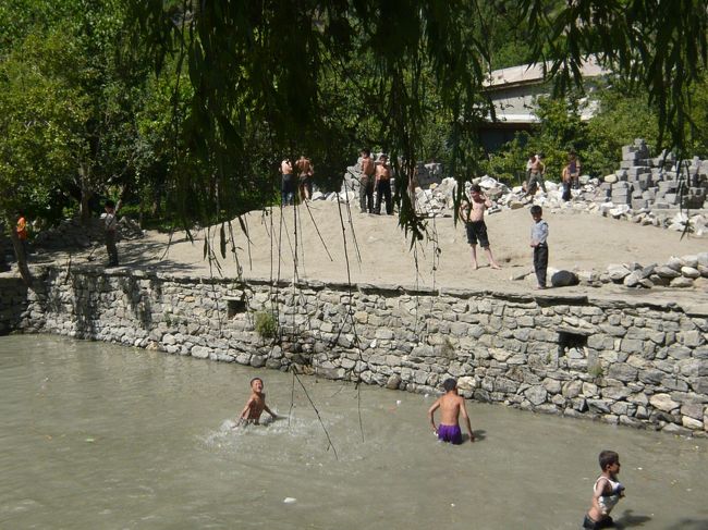 村の貯水池で水遊びする子供たち。水は綺麗ではありません