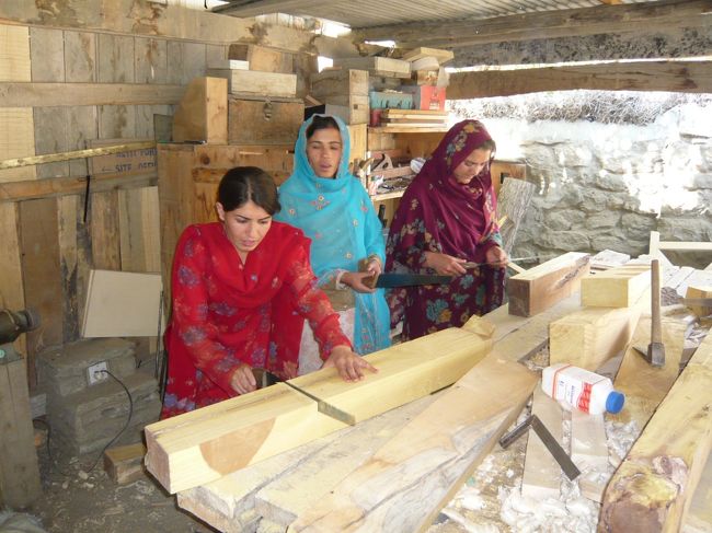 村の職業訓練所で工作技術を学ぶ女性の皆さん。ここを卒業すると家具や家屋を作る工場で働けるとのことでした