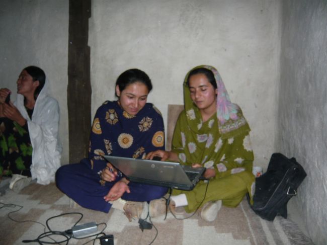 こちらはPCを使用して学ぶ女子学生