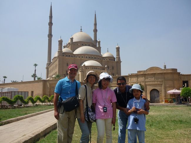 モハメドアリモスクです。モスクへ入るのに庭を遠回りするのでなんで？と思ったら・・<br />ここが写真ポイントです。