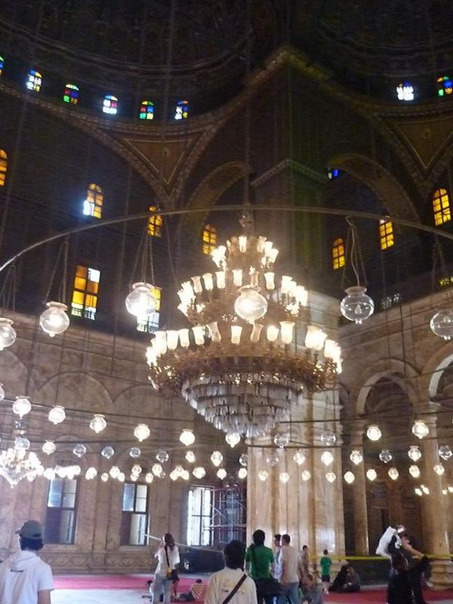 モスク内部のシャンデリア。<br />これと次の写真