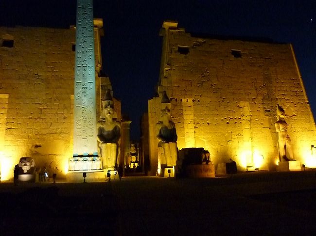 交換したのがこのルクソール神殿の入り口にあるオベリスクの右側の1本。だからここにはありません<br />右側は、パリコンコルド広場にあります。<br />これドッチガ得なんや？