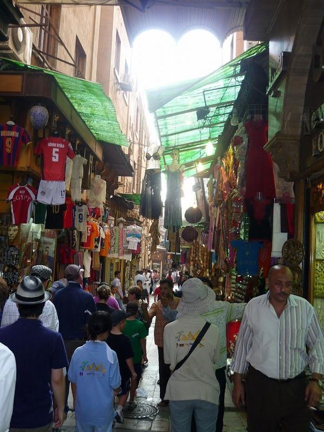 ハンハリーリバザール。いっちゃーなんですが完全に観光客相手の<br />バザールです。数ドルぐらいのものでやり取りを楽しんで買い物する<br />って感じです。<br />嫁さんが15ドルでカラベイヤ（エジプトの寸胴服）と僕が木彫りの<br />スカラベ5ドル。せいぜいこんなものです。