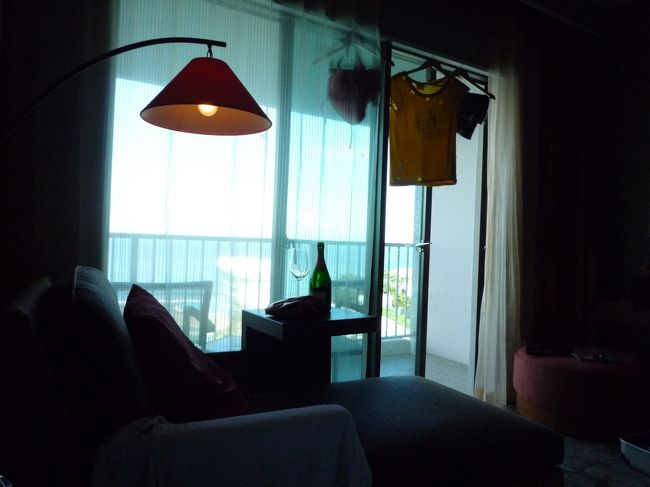 最終日の朝<br /><br />リゾートでの朝らしく<br />カーテンレールに水着とかＴシャツとか<br />かけて乾かしてみた。