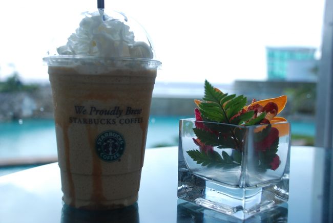 待ち時間にホテル内にあったスタバで<br /><br />ここのスタバはセルフじゃなくてオーダーをとってお兄さんが席まで運んできてくれました。<br /><br />ホテルの中だから特別なのかな？