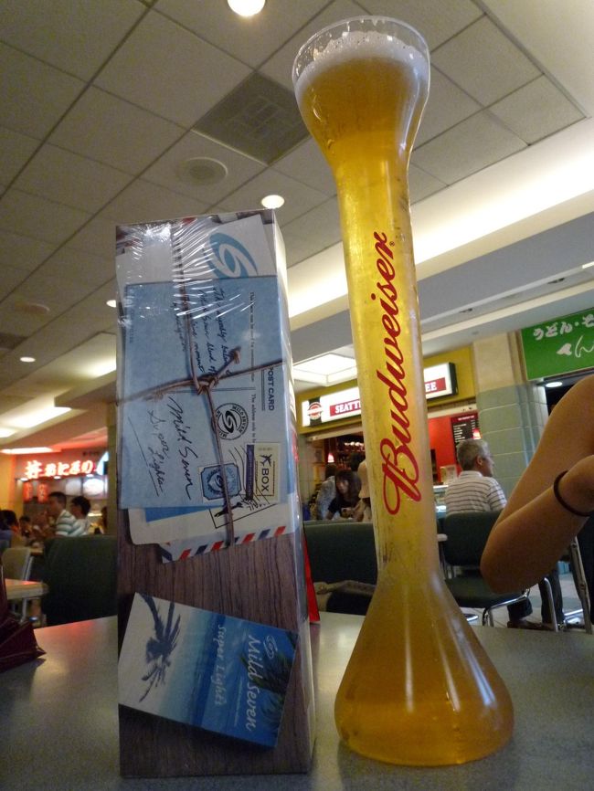 空港に着いたら早速お土産のお買い物<br /><br />それがすんだら<br />出発まではビールでも飲んで待とうかってことで<br />妹に買ってくるように頼むと<br /><br />『なんかすごいでかいのがきたんだけど！！？』<br />って変なビールを運んできた妹。<br /><br />いったいどこで買ってきたのかと<br />妹が指差した先をみると・・・