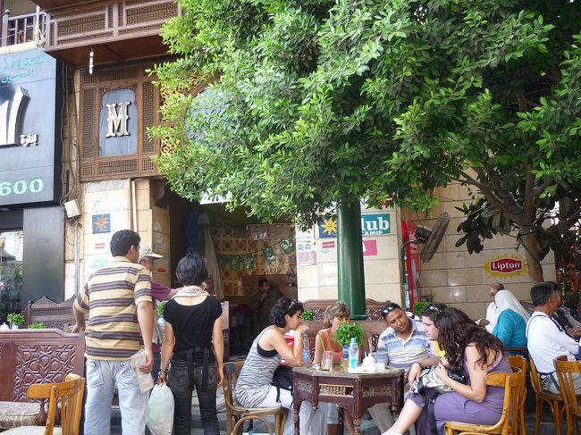 バザール入り口カドのカフェ。<br />「ガイドさんもここに座ってますから」<br />ってことでこの店バザールの買い物に興味のない人で大繁盛。