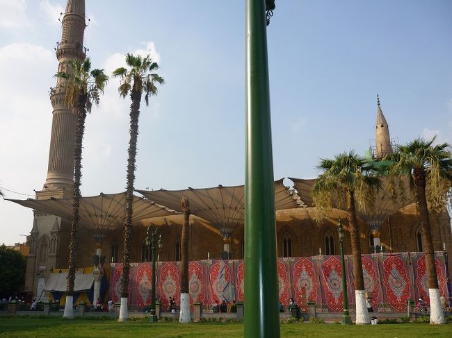 バザール隣接のモスク。この左端にさっきのカフェがあります。