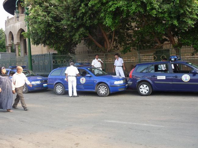 反対側にはツーリストポリスのパトカーがずらり。<br />こんなにいっぱい寄るんやったらなんだかね。