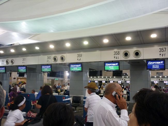 いよいよ帰国の途に。<br />カウンターは結構込んでいました。<br />毎度思うけど数字の横にあるアラビアの文字の数字は全く理解不能。<br />でもローマ数字の????に対して、１２３４はアラビア数字といいませんでしたっけ？