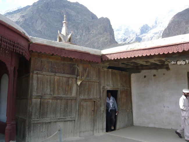 背後にフンザピーク等の山がそびえています