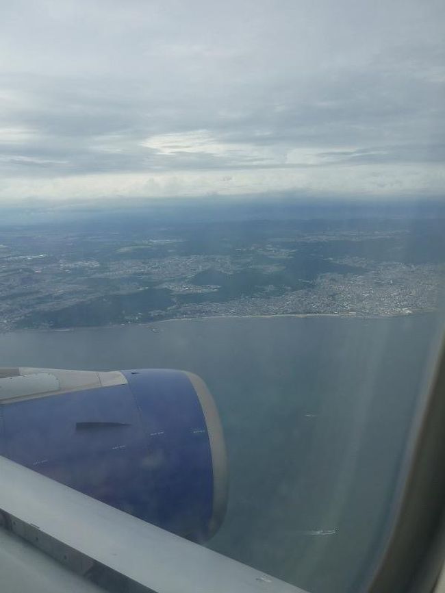 このあたりを飛行して右側に乗るとズーッと一定間隔で何機順番にか並んでコースに入っているのがわかるのですが。今日は左側。並んでいるのが見てみたい方は右窓側席。夜がお勧め。（飛行機の着陸灯が点滅するのでわかりやすいです）