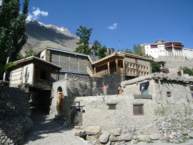 カリマバードの集落を散策します。斜面にかなり古い家屋が並んでいます