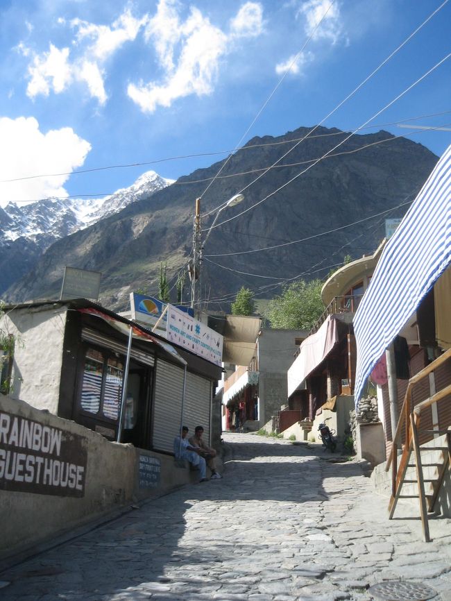 このメインストリートがアルティット・フォートに続いています。両側に土産店やホテルが並んでいます