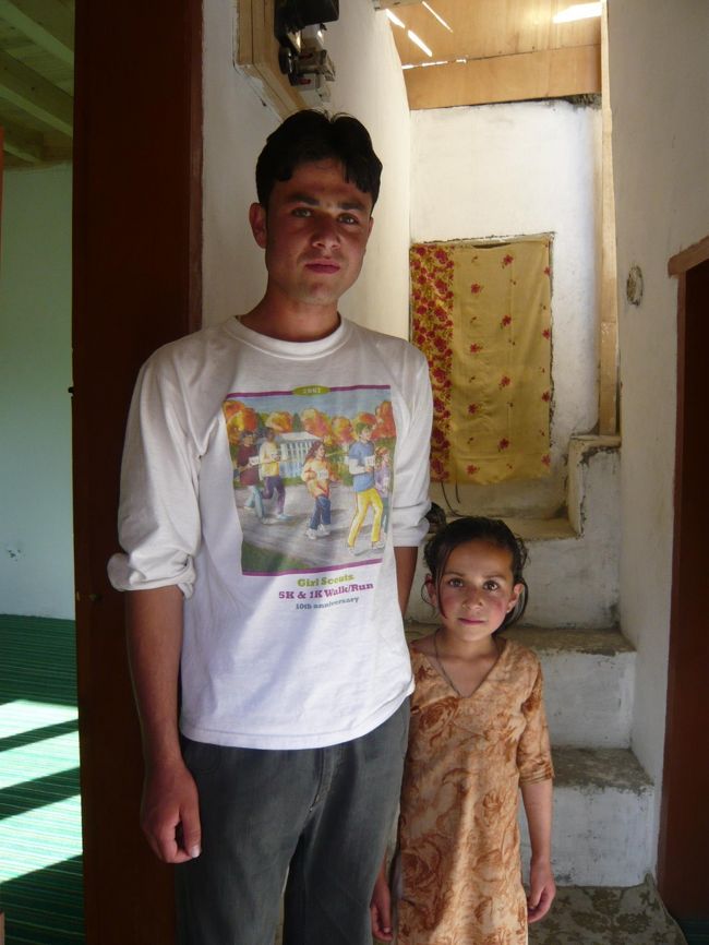 村を一人で散策していたところ、当地にあるHASEGAWA MEMORIAL PABURIC SCHOOL で勉強している学生さんに招かれ、お宅を訪問しました。質素な部屋で一生懸命勉強している様子と、卒業後はキルギットで働いている父親みたいに、お国の役人になりたいとの話など伺いました