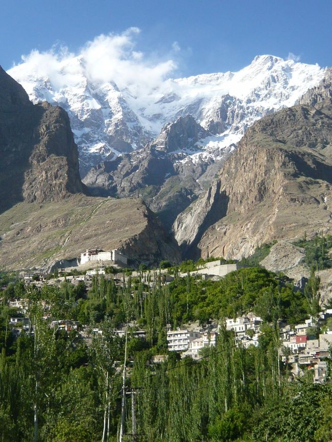 ウルタルの裾野に集落が広がっています。このウルタルは、１９９１年未踏峰だったウルタル２峰に挑んだクライマー長谷川氏が雪崩で遭難した山です。前述したHASEGAWA MEMORIAL PABURIC SCHOOL は、長谷川氏の念願で遺族が村に作ったものです