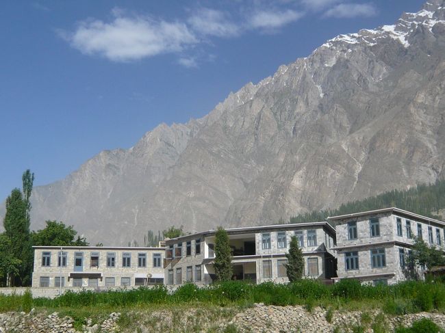 村を見下ろす高台にある HASEGAWA MEMORIAL PABURIC SCHOOL です