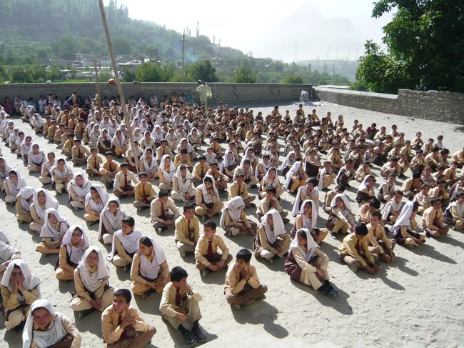 全校生徒が集まる朝礼に参加させていただきました。この場で、急遽校長先生から、全校生徒さんに何かご挨拶を・・とふられ、壇上から一言二言、激励と感謝の意を表しました