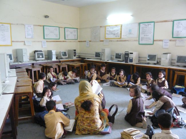 コンピュータ教育をしている教室です。この学校は英語教育やIT教育に力を入れておりそのレベルは高く、この地域では憧れの学校(競争率は１０倍)とのことです