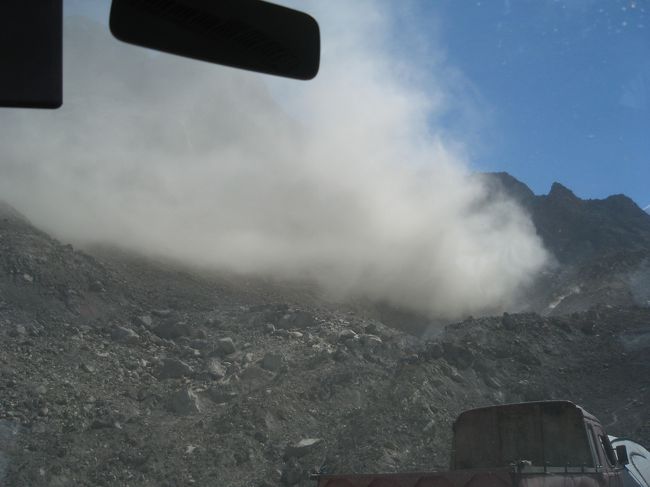 上流に向かうに従って山の斜面から砂塵が上がっているのが見られます