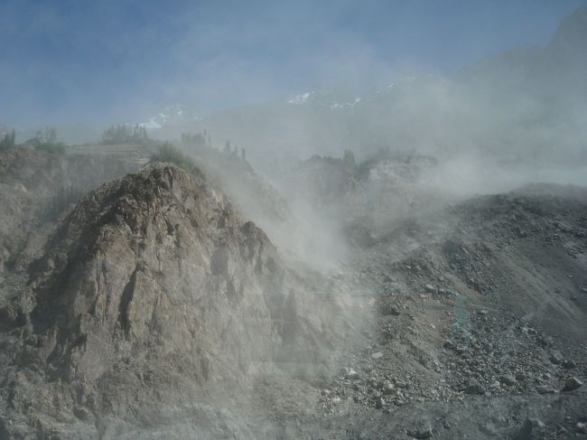 砂塵は下流に向かって流されています
