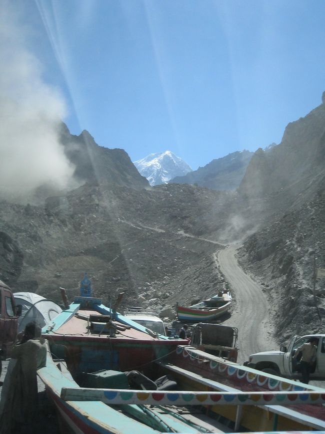 カラコルムハイウェイはここで通行止めです。斜面に見られる道をブルトーザが作っている最中です。何故かここに船が置かれています